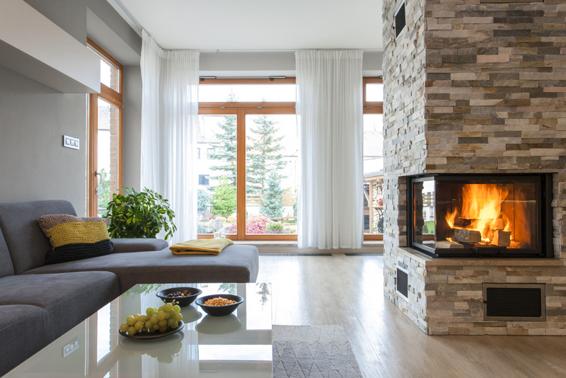 obývací pokoj s krbem