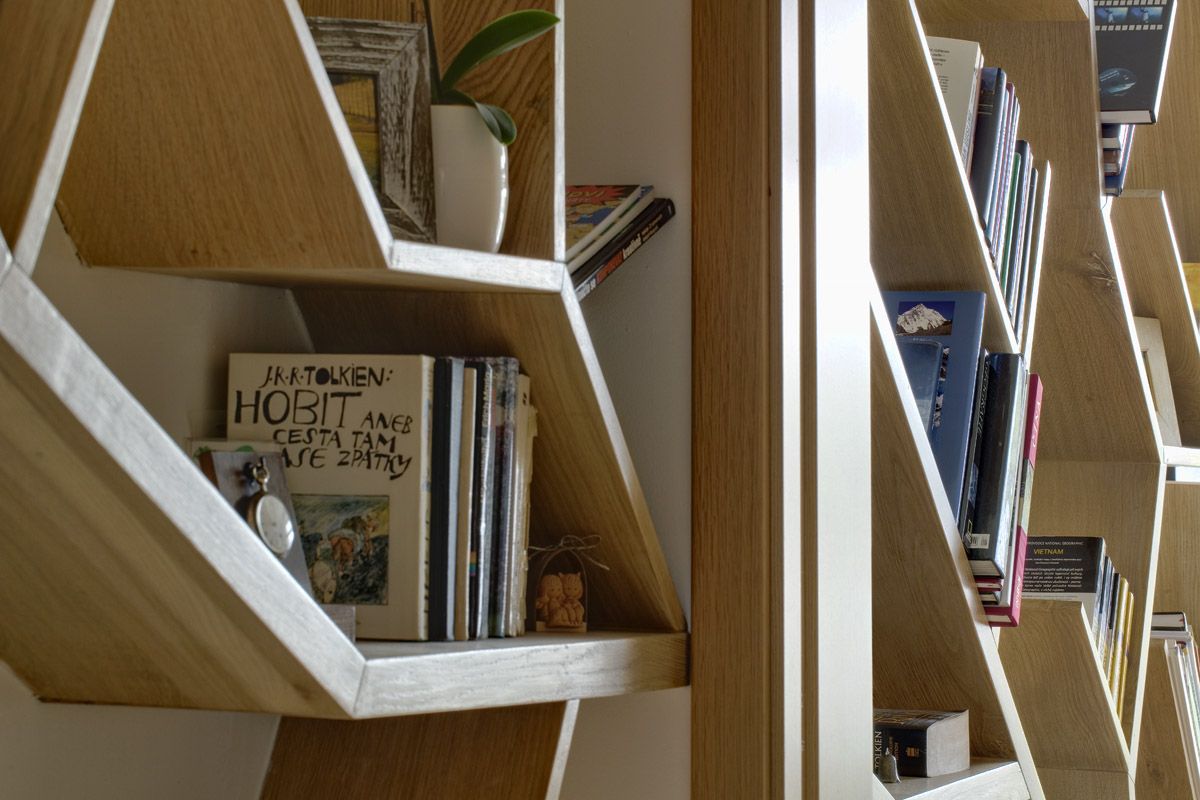 detail dubové knihovny